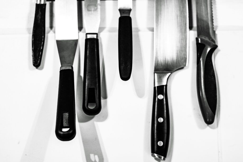 What Is a Paring Knife Used For? guide to detailed knife work, fruit peeling, vegetable cutting, garnishing, and safe kitchen preparation.