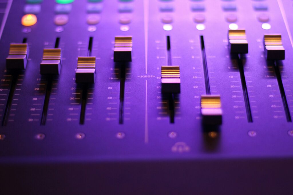 528 Hz Frequency Benefits guide to music therapy, acoustic frequencies, emotional well-being, meditation, scientific studies, and relaxation.