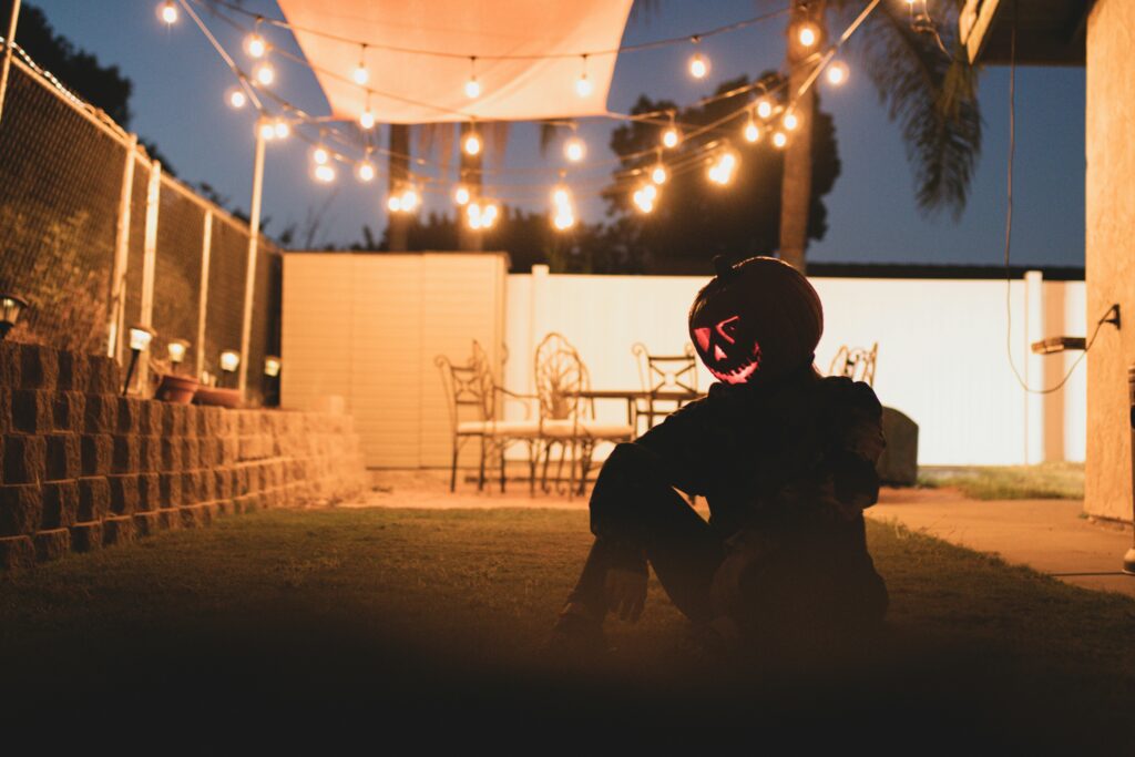Outdoor Projector Screen featuring the ideal size, material, and setup for a high-quality outdoor home theater.