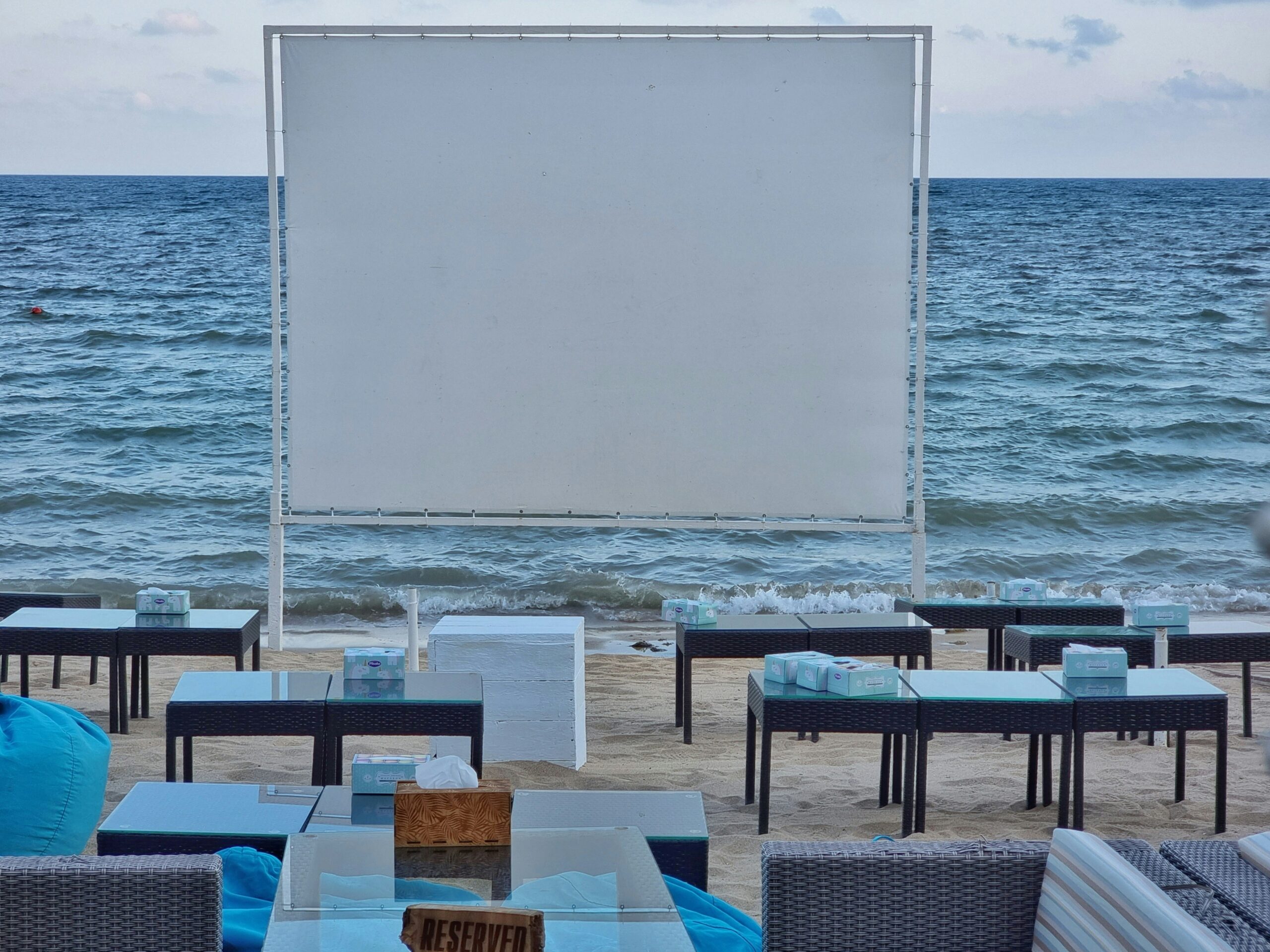 Outdoor Projector Screen: Complete Guide to Choosing the Right Screen for an Outdoor Home Theater