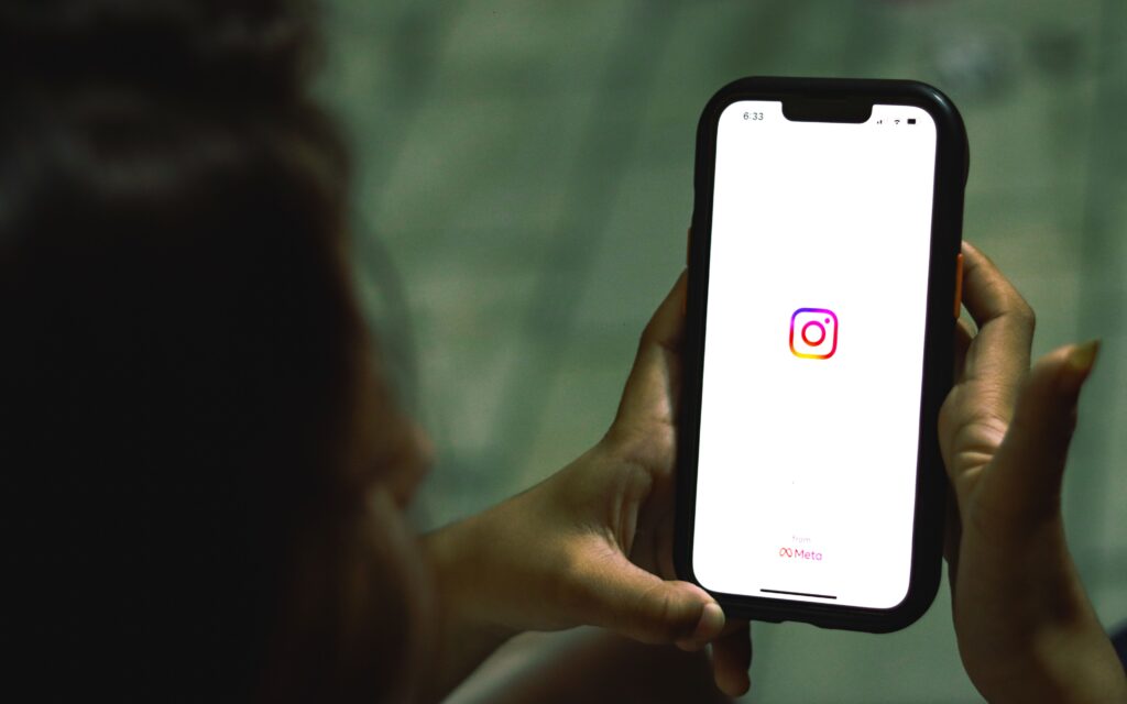 Stealth Gram Explained: Digital illustration of anonymous Instagram browsing, public content viewing, and online privacy protection.