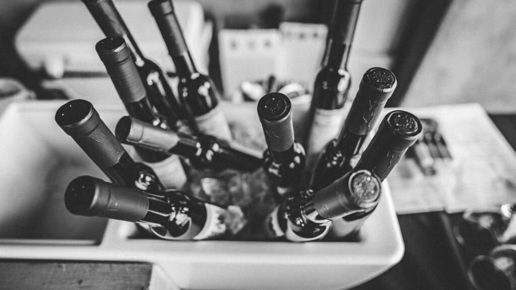 How to Open a Wine Bottle Without a Corkscrew provides a practical guide to alternative opening methods, bottle safety, cork removal, and avoiding broken glass.