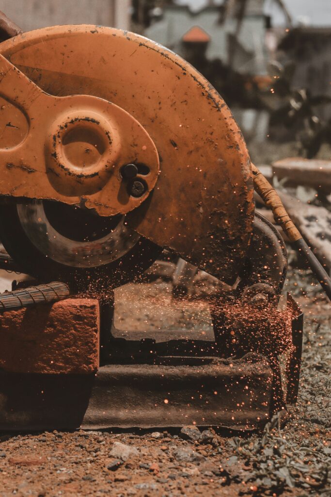 Electric Concrete Saw guide to diamond blades, cutting preparation, dust control, steady cutting, tool care, and clean concrete results.