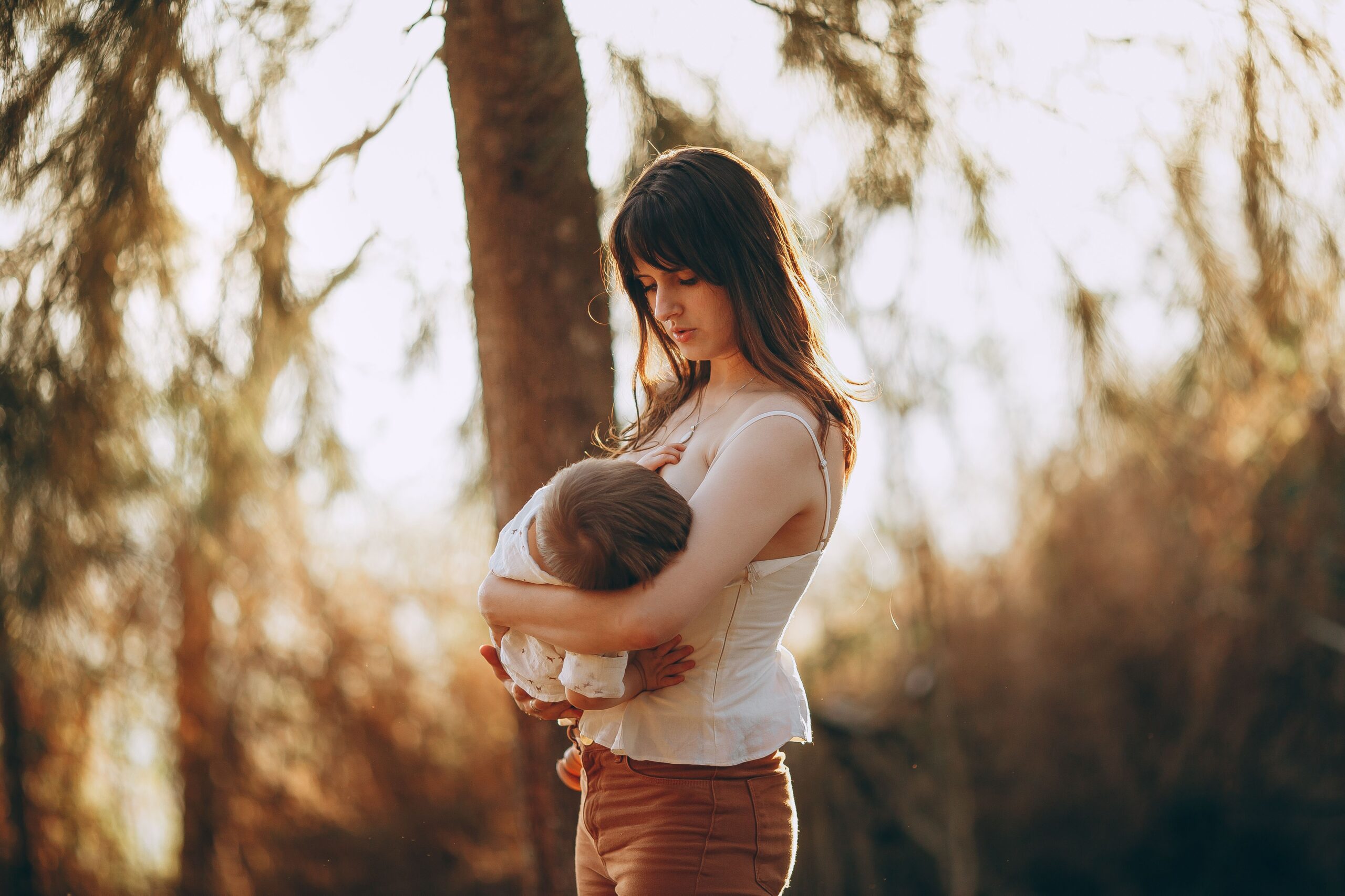 Why Is My Breast Milk Watery? The Powerful Explanation of Color and Consistency