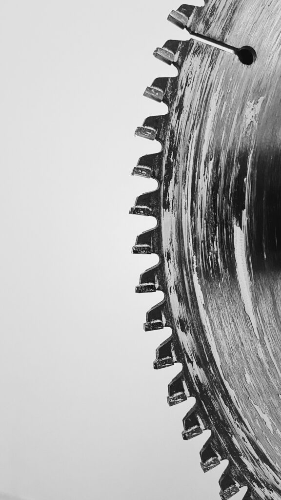 Oscillating Saw Blades guide to carbide and bi-metal blades, tooth configurations, cutting tasks, blade durability, and proper selection.